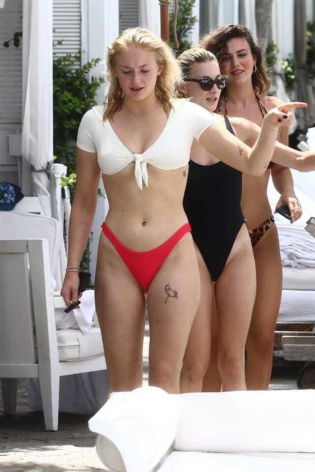 deanna kramer add Emilia Clarke Swimsuit photo