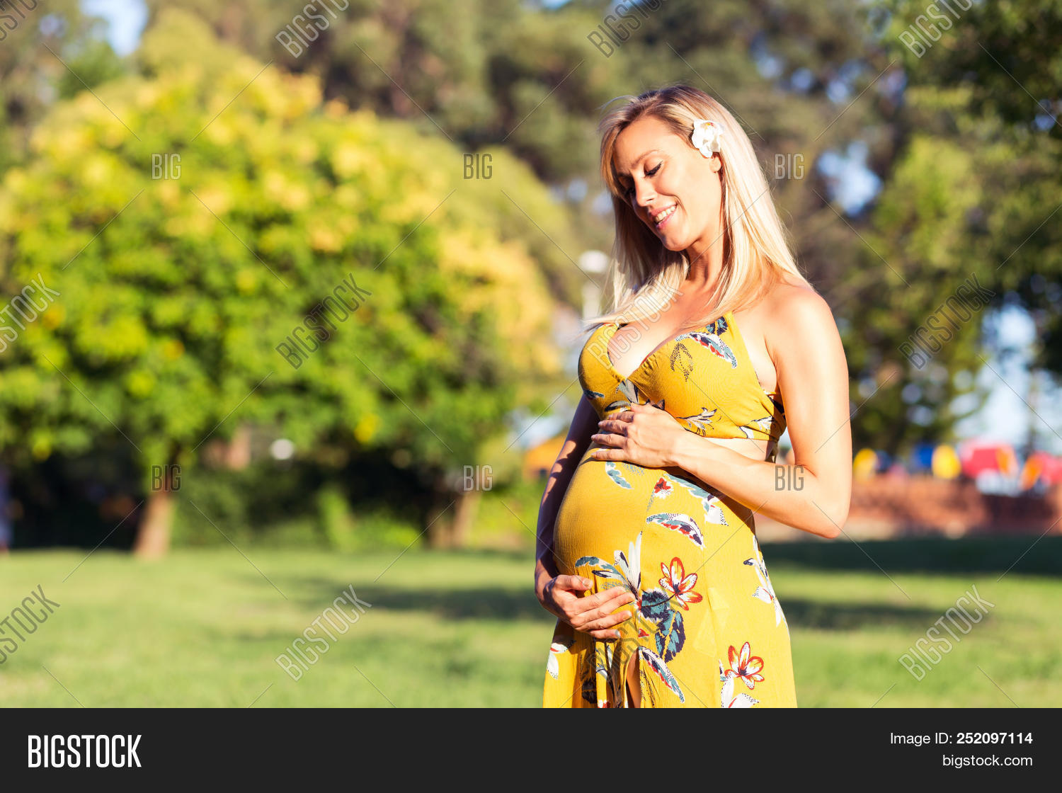 alyssa landau add Pregnant Blonde Woman photo