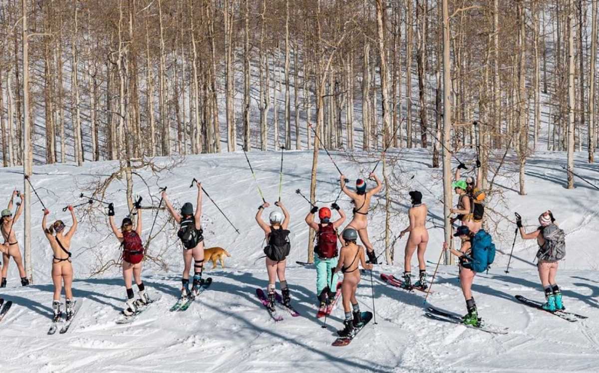 Snow Skiing Nude 22999