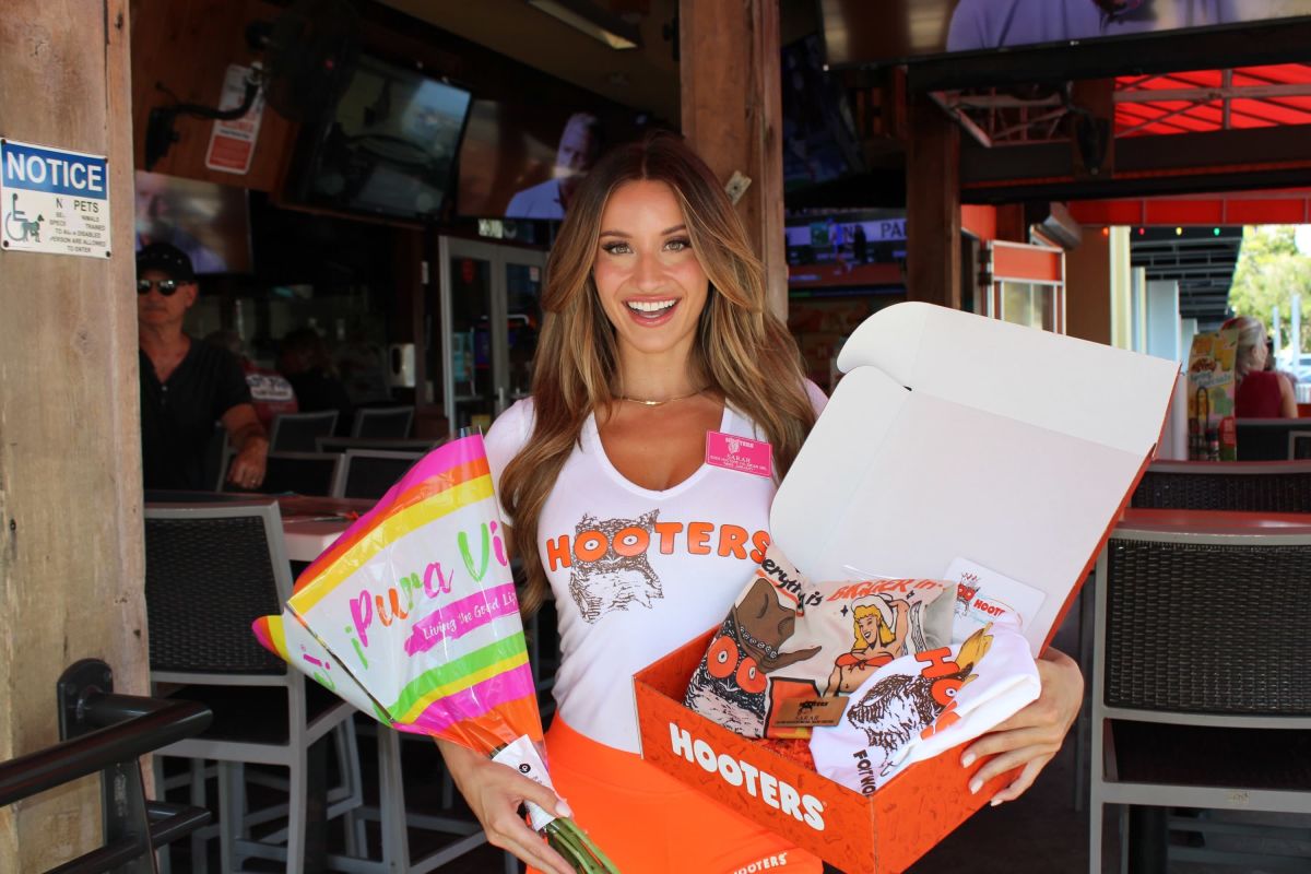 dana mousseri add Welcome To Big Hooters photo