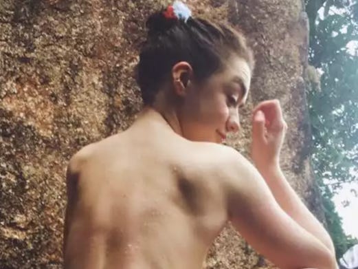 chelsea desimone add Maisie Williams Butt photo