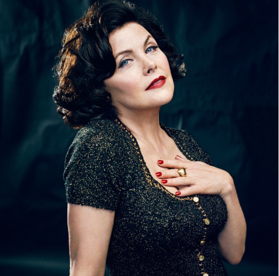 black gucci add Sherilyn Fenn Height photo